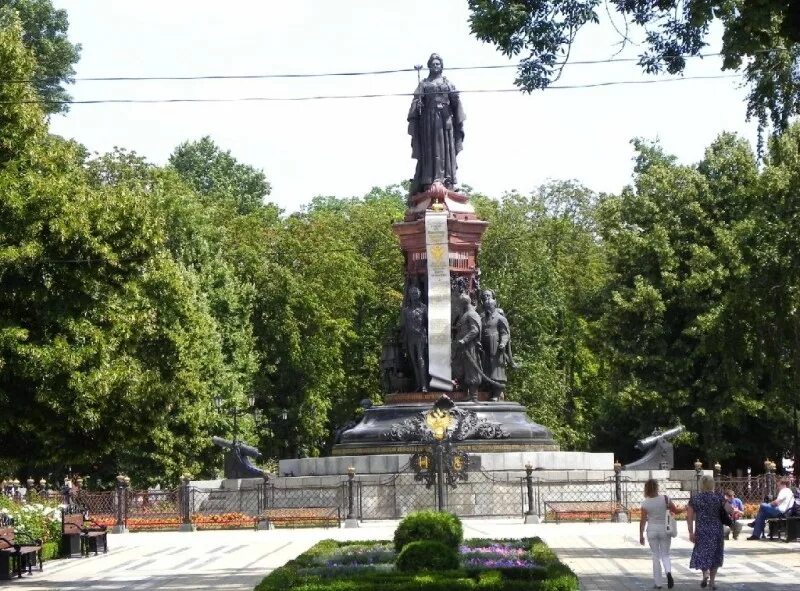 Памятник Екатерине в Краснодаре. Памятник Екатерине 2 в Краснодаре. Памятник Екатерине Великой в Краснодаре. Краснодар памятник Екатерине 2 ул красная.