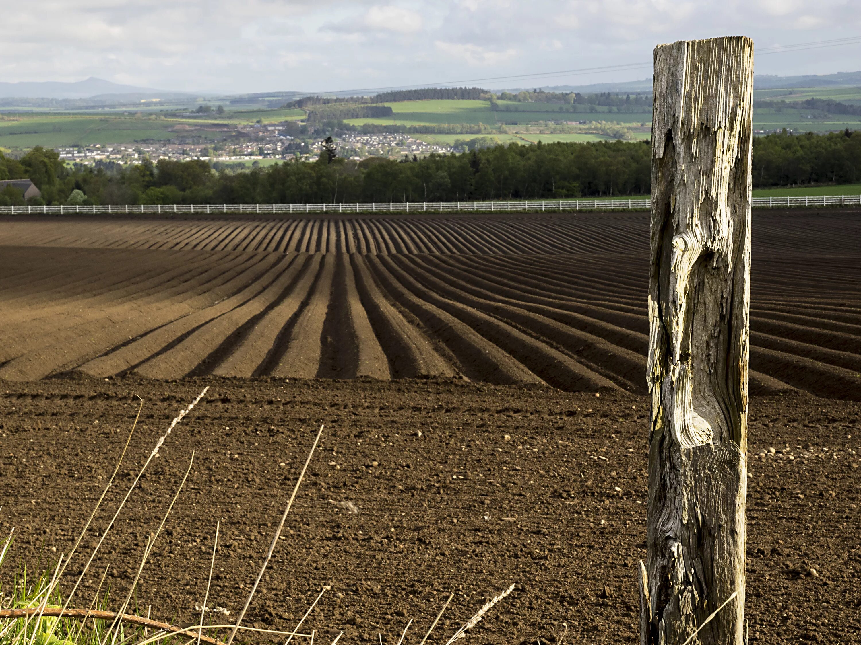 Плодородные почвы Великобритании. Плодородные поля. Плодородная почва. Вспаханная земля. Русское вспаханное поле