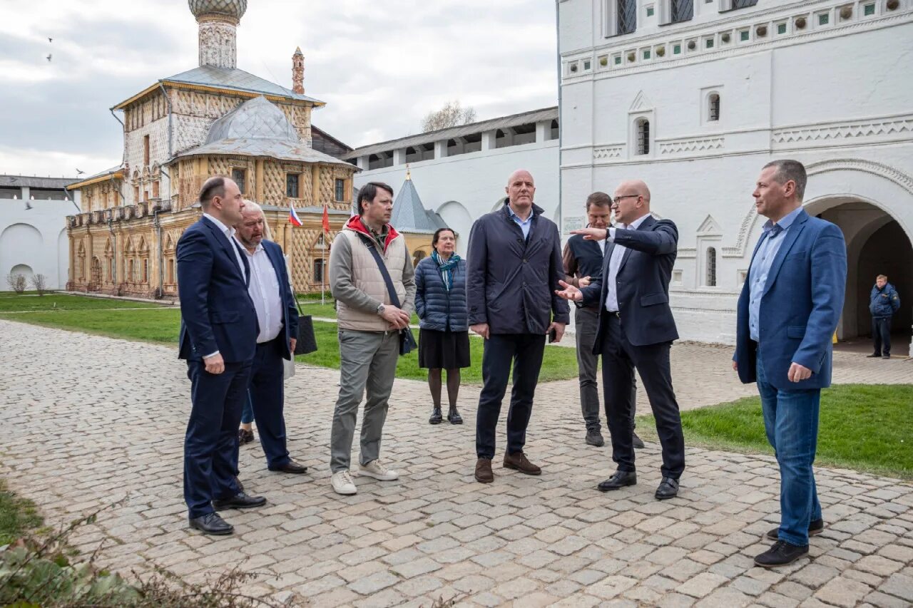 Приезд в район. Филяев Ростовский Кремль. Ростов Кремль посещение. Кремль зампред Гандин. Христиане в Ростовском Кремле.