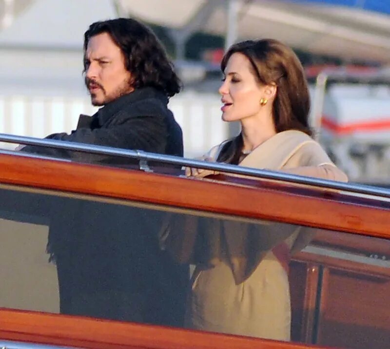 Джоли и депп. Джонни депп и анджелина. angelina jolie and johnny depp. депп и джоли в одном фильме.