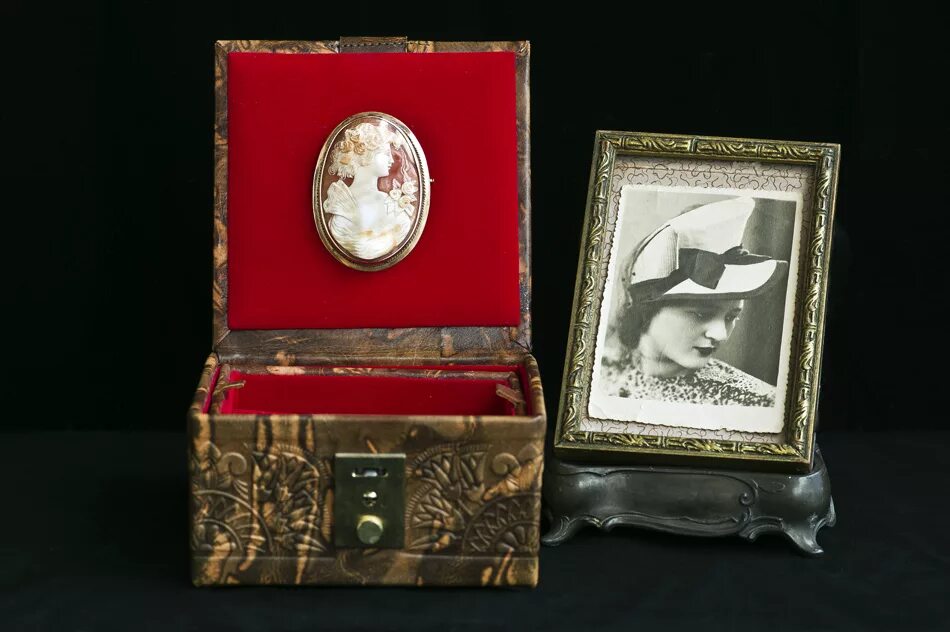 старинные реликвии. фамильные реликвии. старинные семейные реликвии. семейные реликвии. семейные реликвии и святыни.