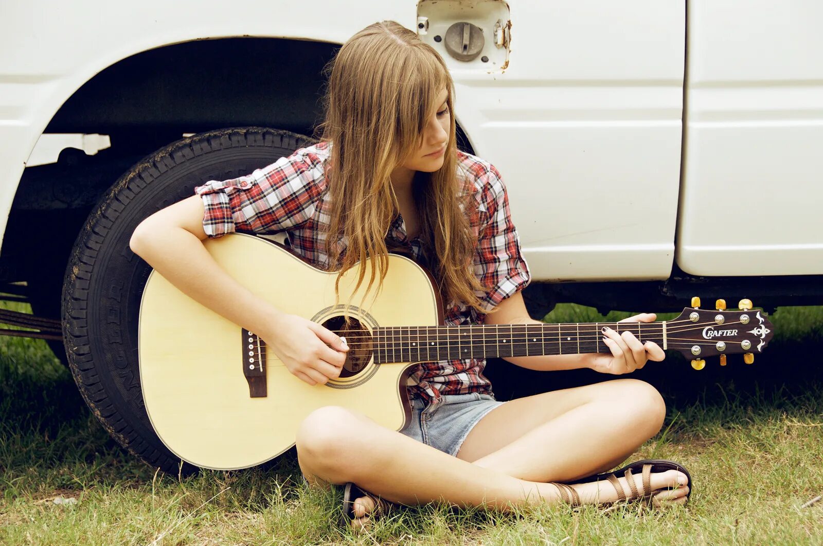 Https ya музыка. Девушка с электрогитарой. Девушка сидит с гитарой. Фотосессия с гитарой. Девушка подросток с гитарой.