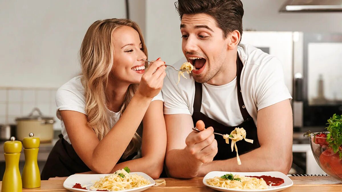 Makan фотография. Влюбленные в еду. Влюбленные с пиццей. Девушка кормит парня. Мужчина и женщина на кухне.