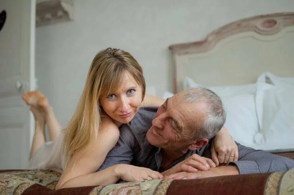 Бен браун и дженна бентли на пляже. Пожилые жены изменяют мужьям. Мезальянс неравный брак. Пенсионер с молодой девушкой. Жена изменила стариком.