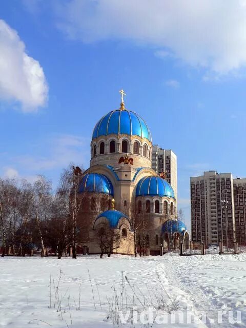 Храм троицы в орехове-борисове. Расписание служб в храме троеручица в орехово-борисово расписание. Храм в орехово-борисово живоначальной троицы клирос. Храм 1000 летия крещения руси на борисовских прудах. Храм покрова пресвятой богородицы в орехово-борисово.