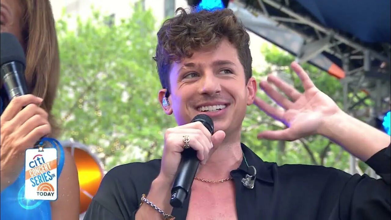 Attention live. Attention (Live) от Charlie Puth. Attention Чарли пут. Чарли пут подпись.