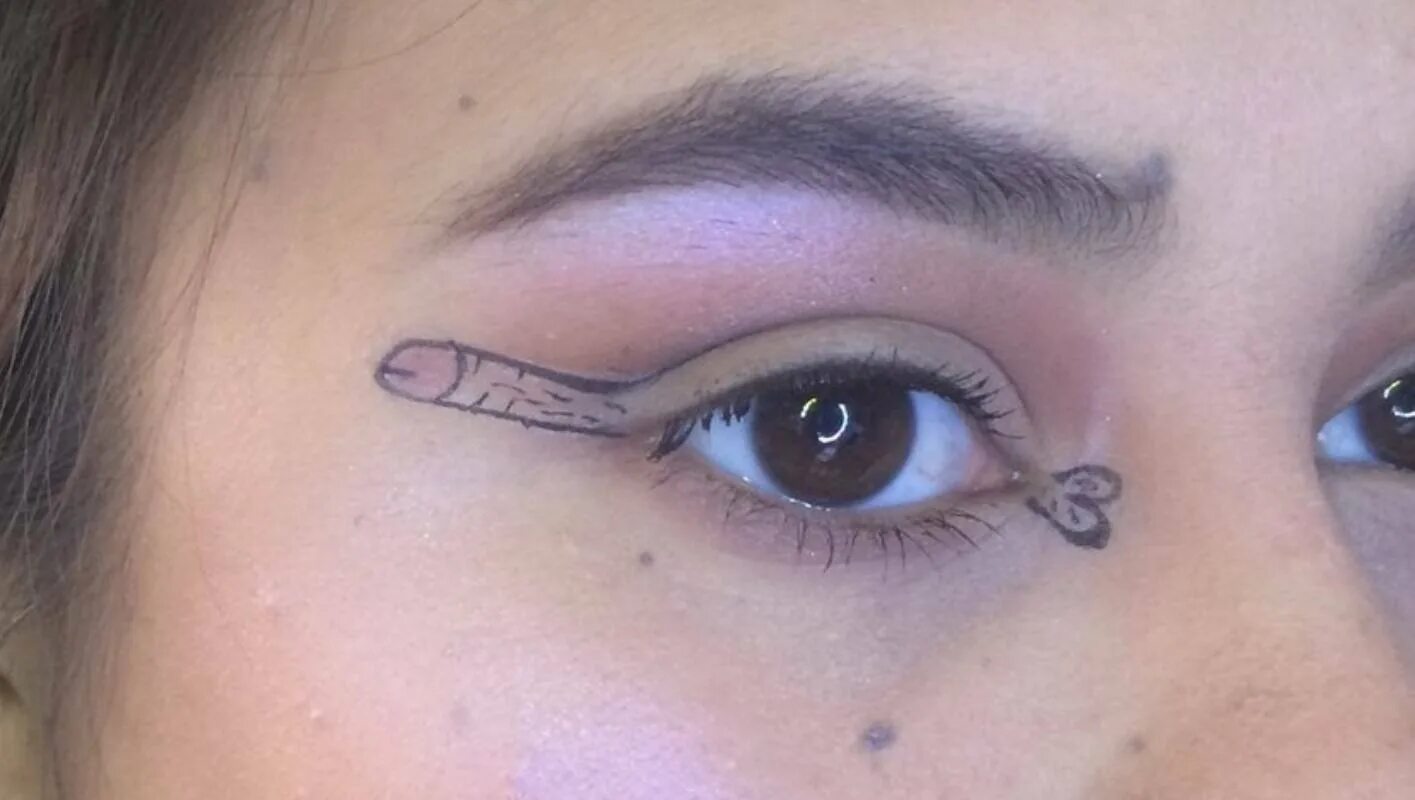 плачущие глаза. слезы эстетика. красные заплаканные глаза. стрелки на глазах от слез. стрелки на глазах от слез.