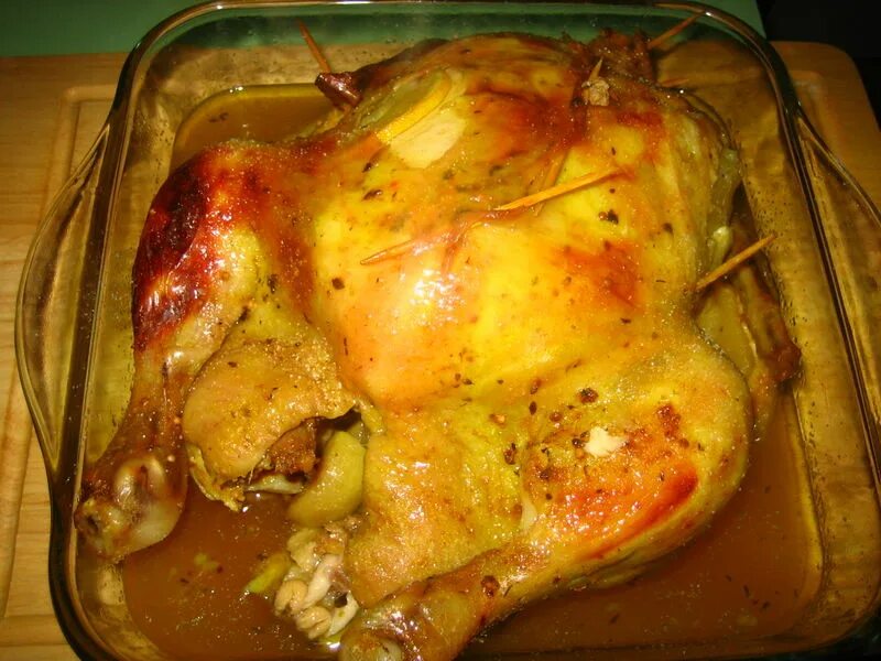 При какой запекать курицу в духовке. Курица на противне в духовке целиком. Форма для запекания курицы в духовке. Запеченная курица изнутри. Запеченная курица в разрезе.