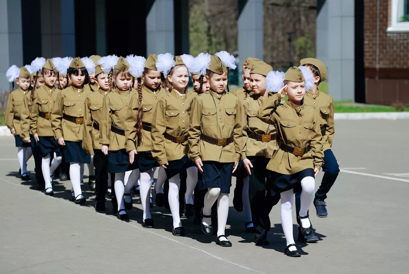 Армейские строевые песни. Военная форма для школьников. Военная форма в школе. Военная школа. Школьники в военной форме.