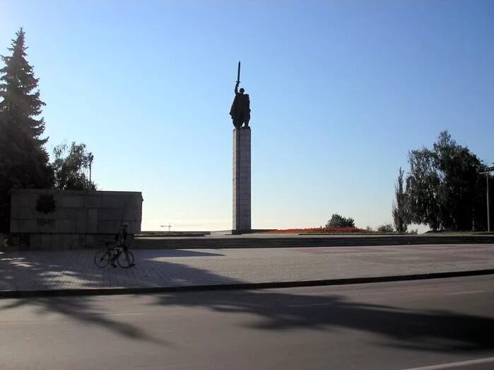 Сумы мемориал славы. Город Дружба Сумская область мемориал славы. Памятник вечной славы. Мемориал "Слава Украине".