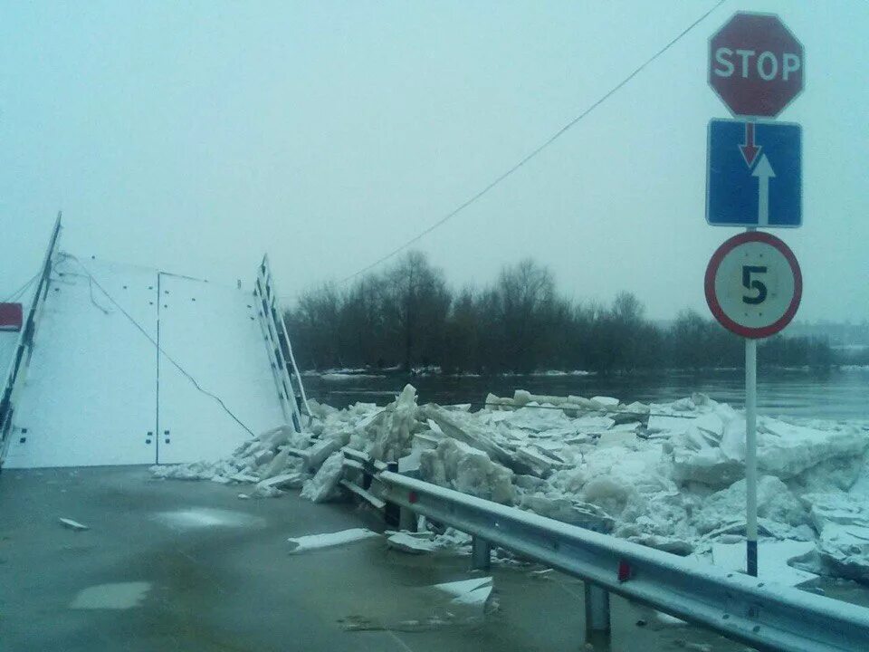 Подъем воды в клязьме. Мост Вязники. Разлив Клязьмы в Вязниках. Наплавной мост в Вязниковском районе. Мост через Клязьму в Вязниках.