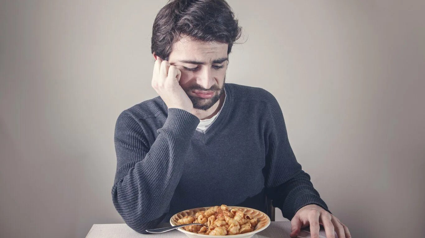Don t eat with people. Мужчина с бутербродом. Голодная девушка. Don t eat with people. Человек ест бутерброд.