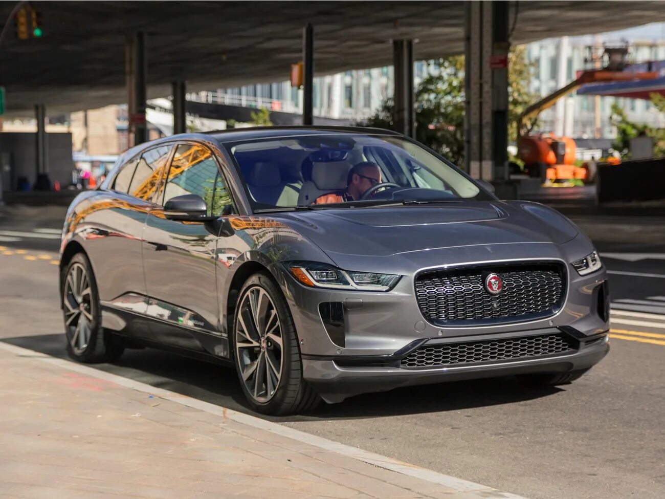 Купить машину 2019 года. Электро Ягуар i-Pace. Jaguar i-Pace 2019. Jaguar i-Pace электрокар. Ягуар Тесла.