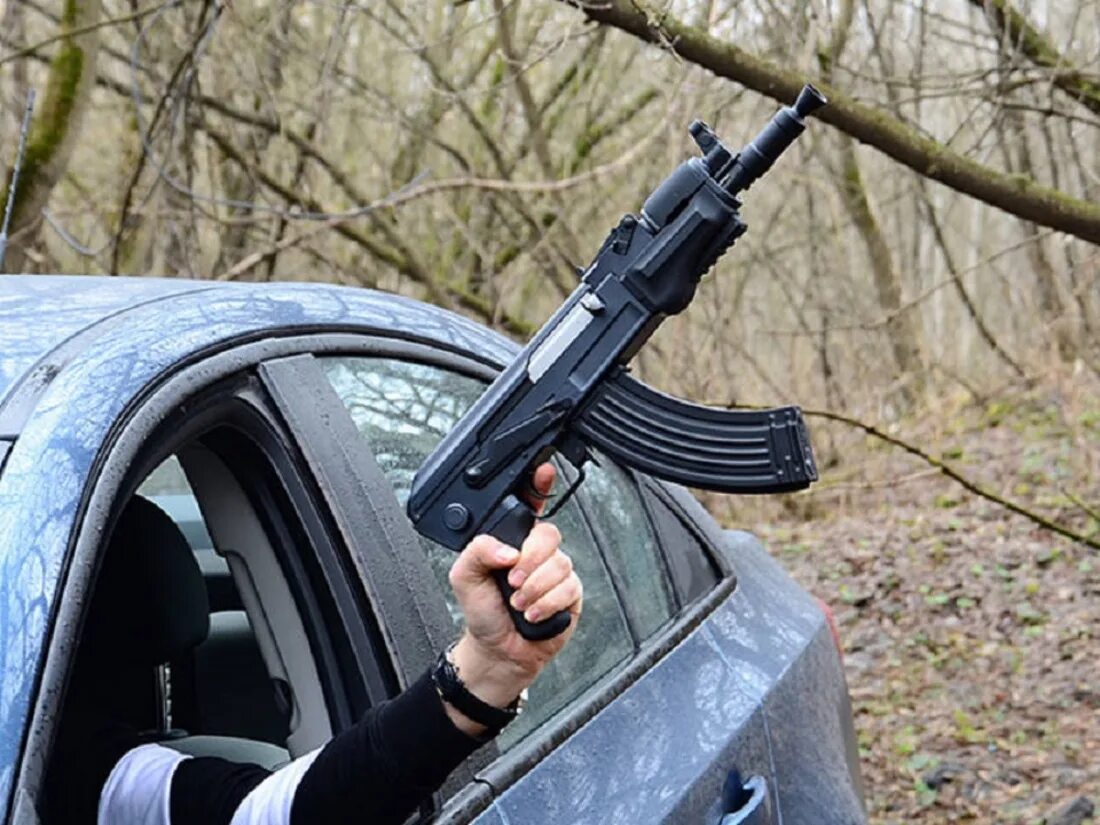 Мужчина с автоматом в воронеже. Автомат Калашникова в руках. Оружие в машине. Автомат в руках. Человек с автоматом.