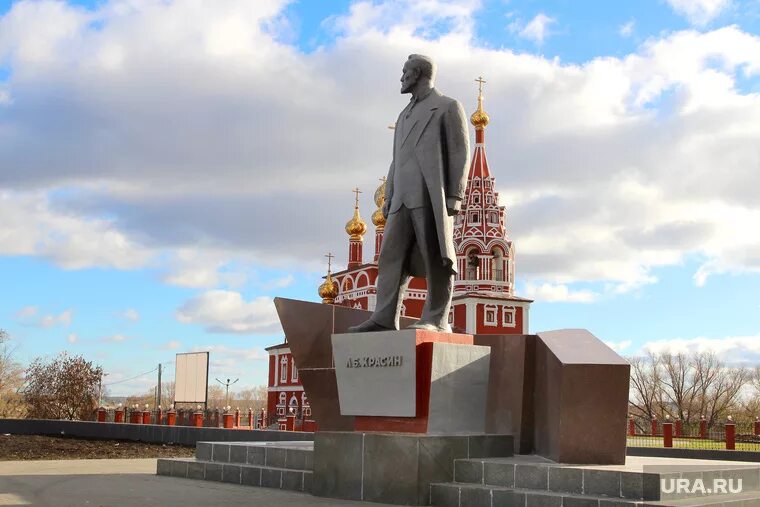 Памятник Леониду Красину Курган. Красин памятник в Кургане. Памятник Красина, город Курган.. Храм на Красина Курган.