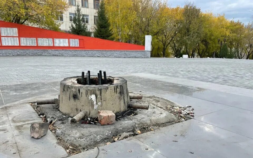 Уральские бомжи. Вечный огонь Миасс. Памятник вечный огонь в городе Миасс. Вечный огонь на Урале.