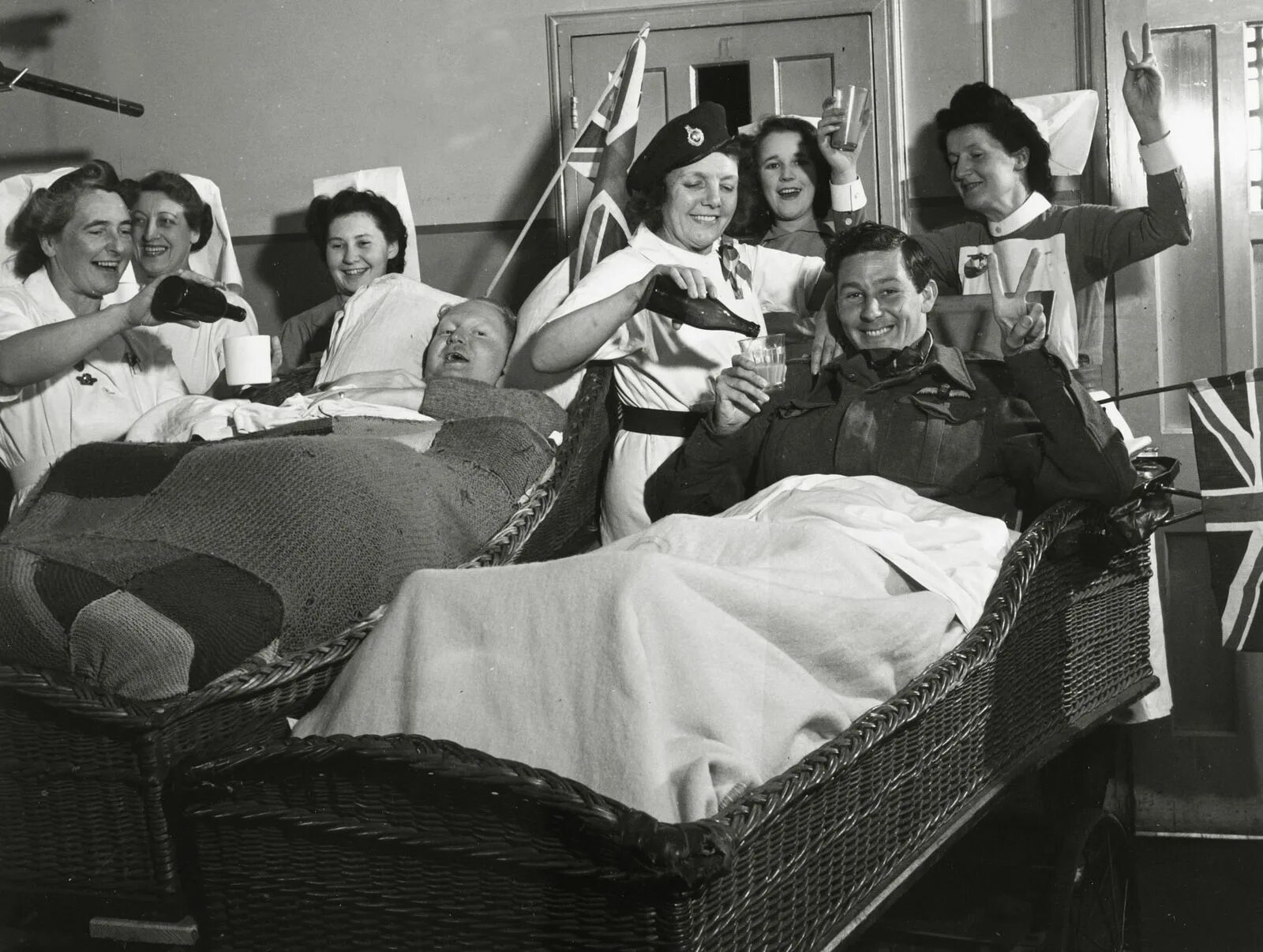 Госпиталь войны 2. Госпиталь второй мировой войны. День Победы в госпитале 1945. Раненные в госпиталях вторая мировая.