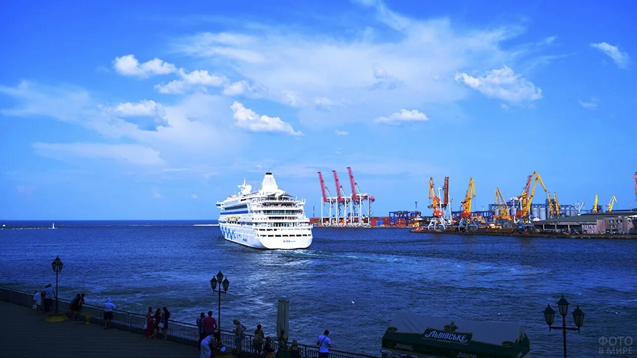 Прийти в порт. Украина черное море одесса порт. одесса портовый город. одесса порт море. одесса море набережная.