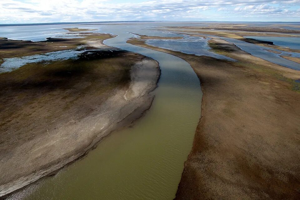 В реки и в дальнейшем. Озеро Чибичете Норильск. Разлив нефти в Норильске. Загрязнение реки в Норильске. Норильск загрязнение воды.
