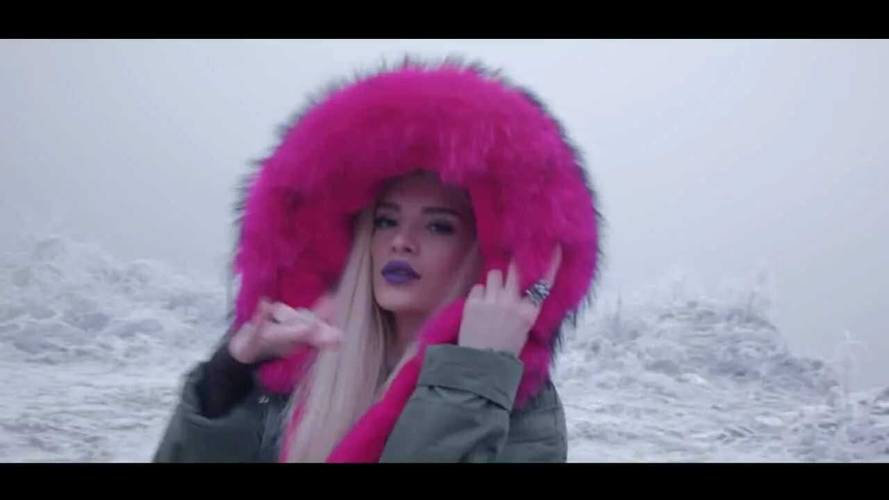 Era istrefi bonbon куртка. Era istrefi 2022. Клип песни бон бон. Era istrefi - bonbon bonbon. Era istrefi куртка.
