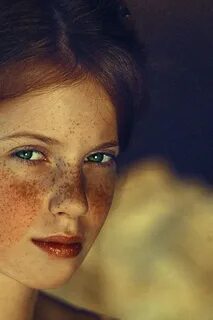 Темноволосый не имеющий веснушек мужчина женился