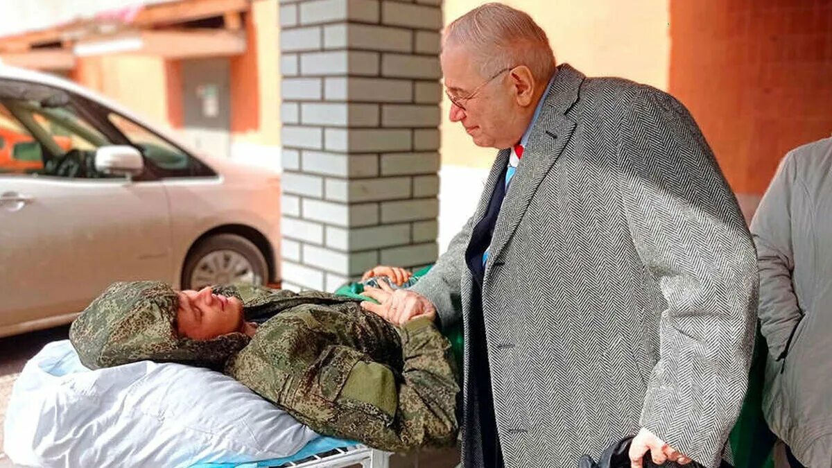Посетил раненых