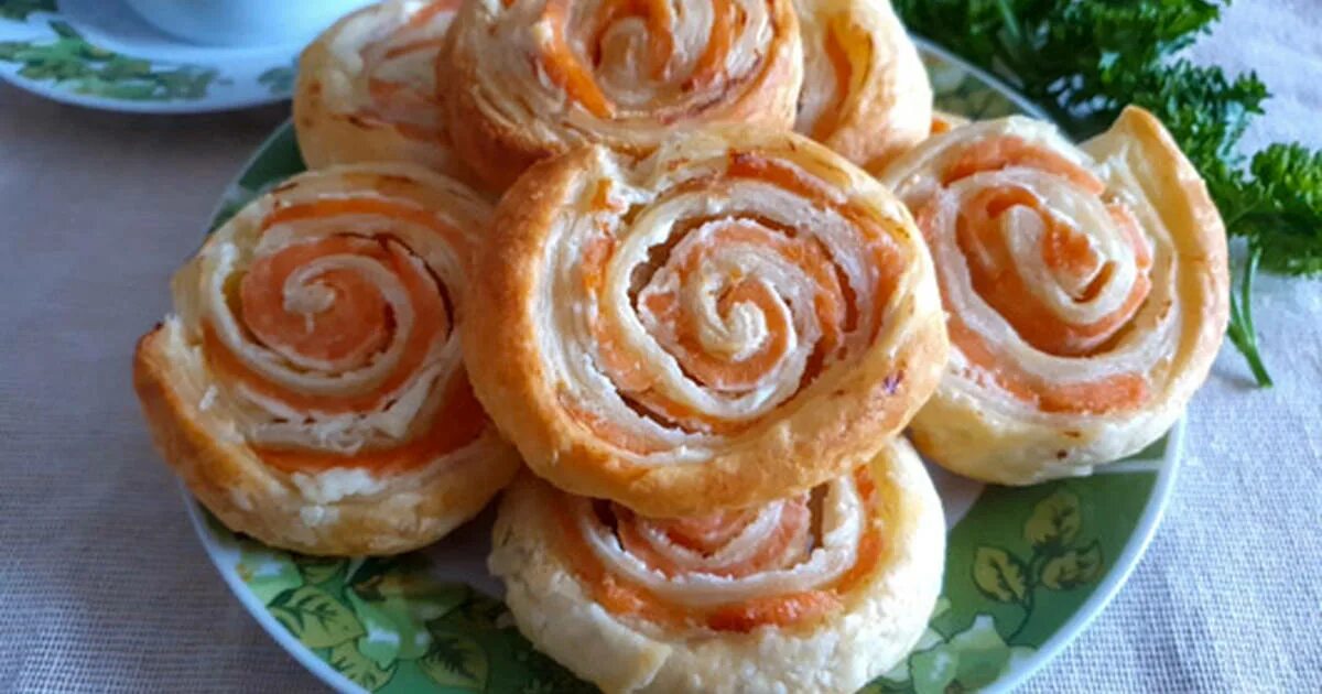 булочка улитка с изюмом. улитки из слоеного теста фото. улитка с изюмом. улитки из слоеного теста. слоеное с изюмом.