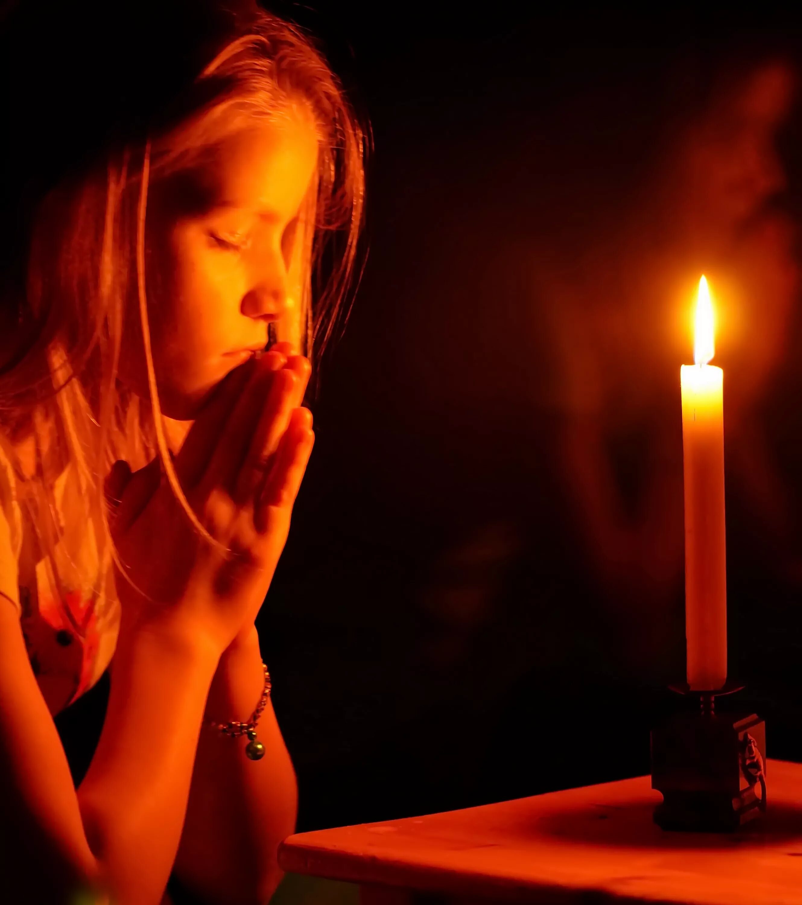 Свеча фото. Свет свечи. Зажгите свечи и пусть молчат колокола. Зажгите свечи песня. Света зажгите свечи.