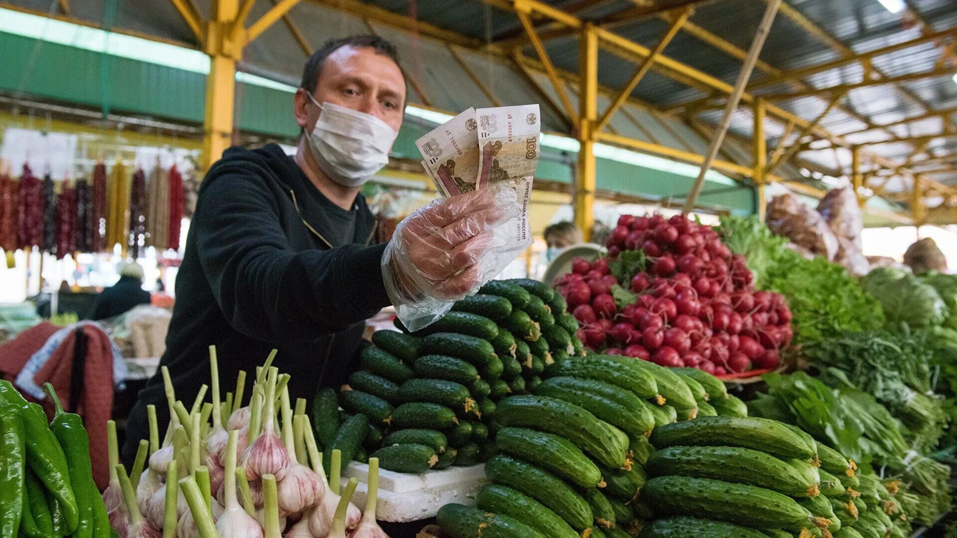 Продавец овощей. Фрукты на рынке. Продавец на рынке. Продавец фруктов на рынке.