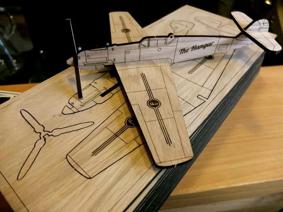 Лазерная резка ножи. Поделки из фанеры. Самолет из дерева. Самолетик из фанеры. Проекты из фанеры.