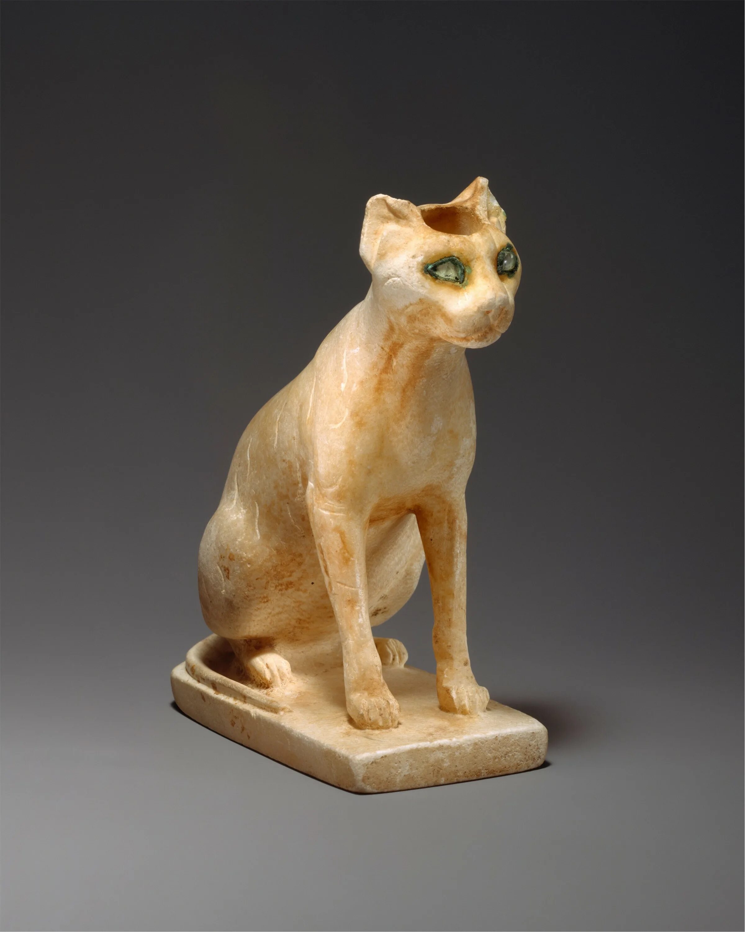 Met cat. Статуэтка кошки. Древнеегипетские статуэтки кошек. Египетская кошка статуэтка. Египетские статуэтки кошек древние.