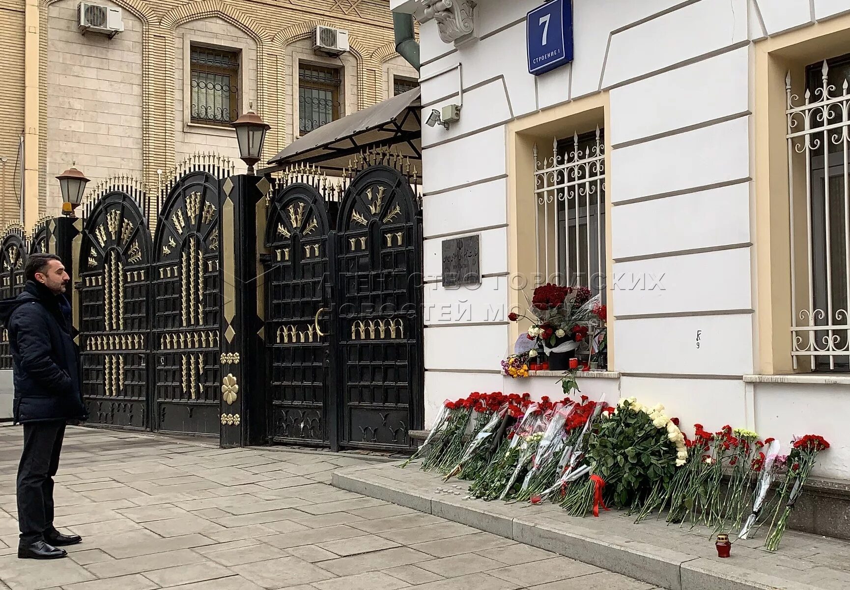 Посольство Ирана в Москве. Посольство Ирана Покровский бульвар. Цветы у посольства Украины. Крамской посольство в Тегеране.