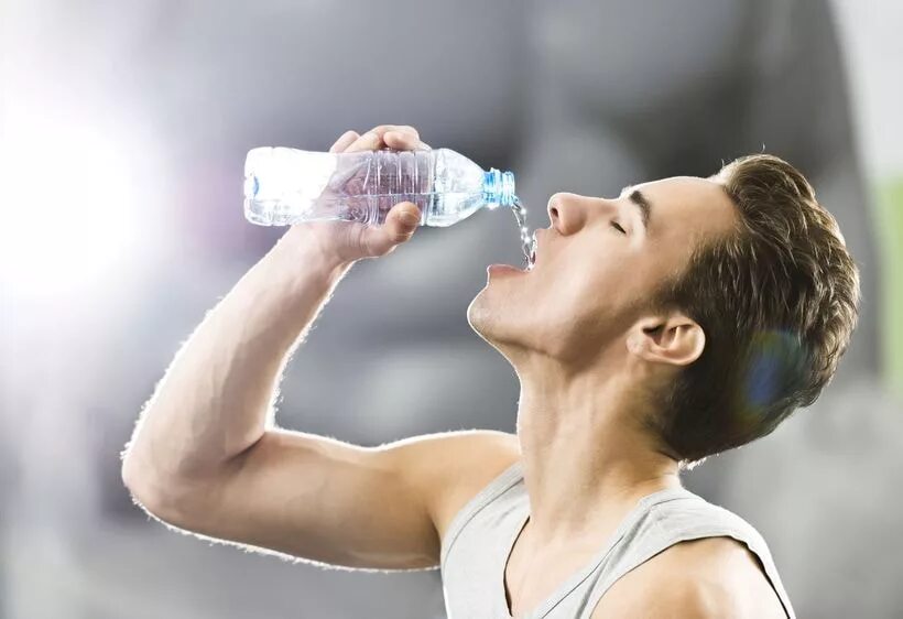 Появилась сильная жажда. Мужчина пьет воду. Вода и человек. Человек с бутылкой воды. Люди которые пьют воду.