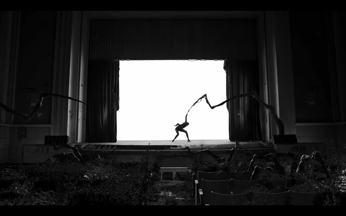 Stromae quand c est перевод. Stromae quand c&#039;est. quand c&#039;est stromae фото. stromae-quand-c&#039;est клип. stromae обои.
