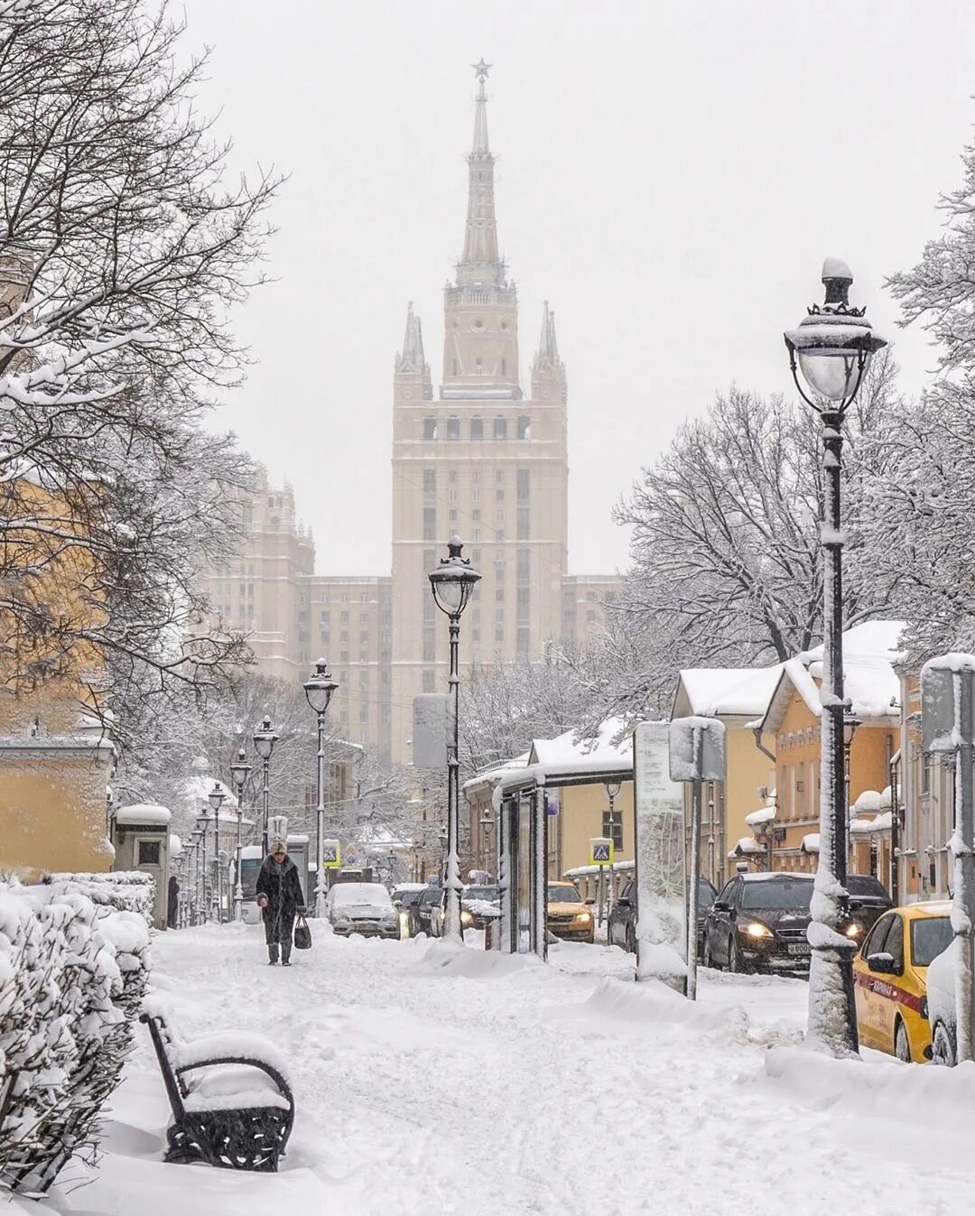 Зимняя улица. Зимние улицы Москвы. Улицы Москвы зимой. Москва зимой. Почему на улице снег