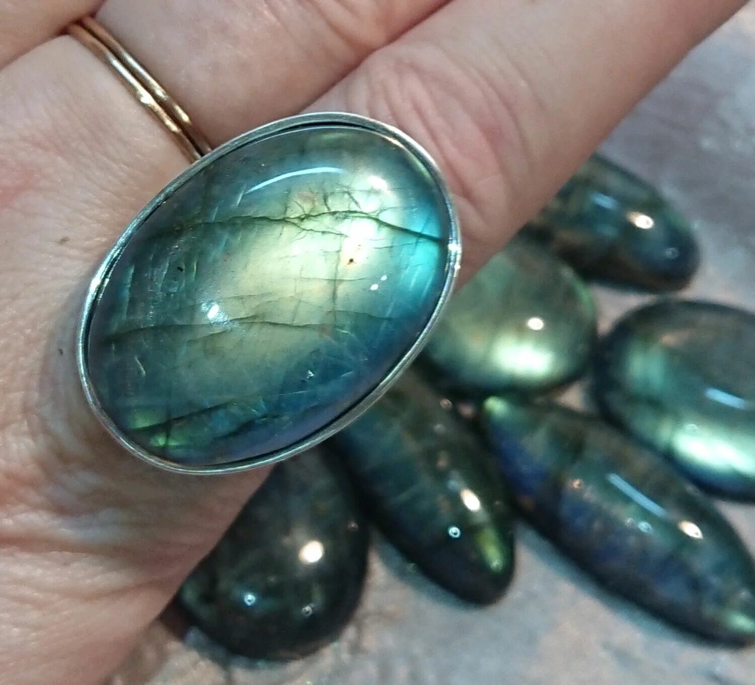 Рутиловый кварц кристалл. Кварц 628. Рутиловый аметист. Под кварцем. Под кварцем.