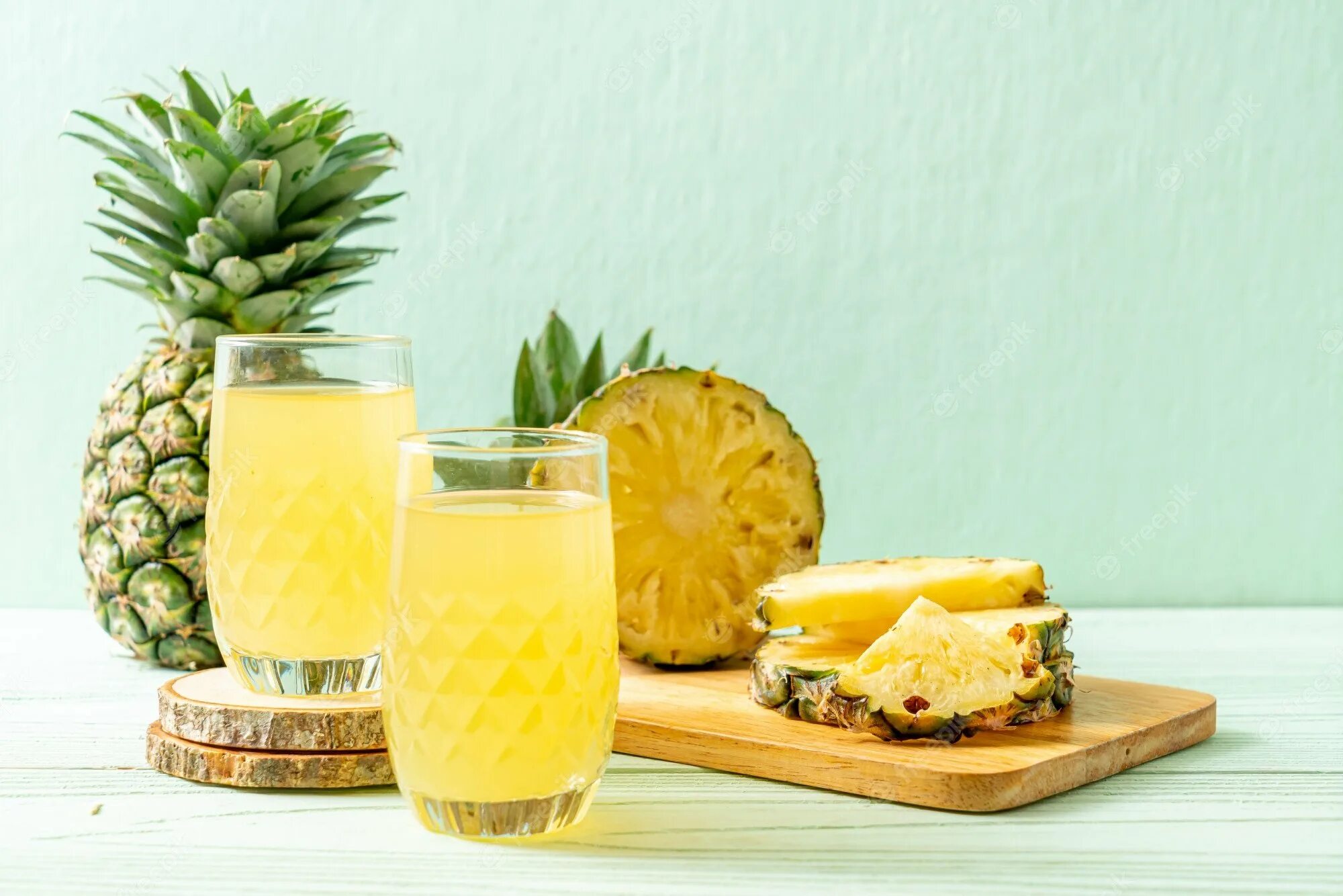 Для чего мужчины пьют ананасовый. Сок ананас. Ананасовый Фреш. Ананасовый сок в стакане. Реклама ананасового сока.