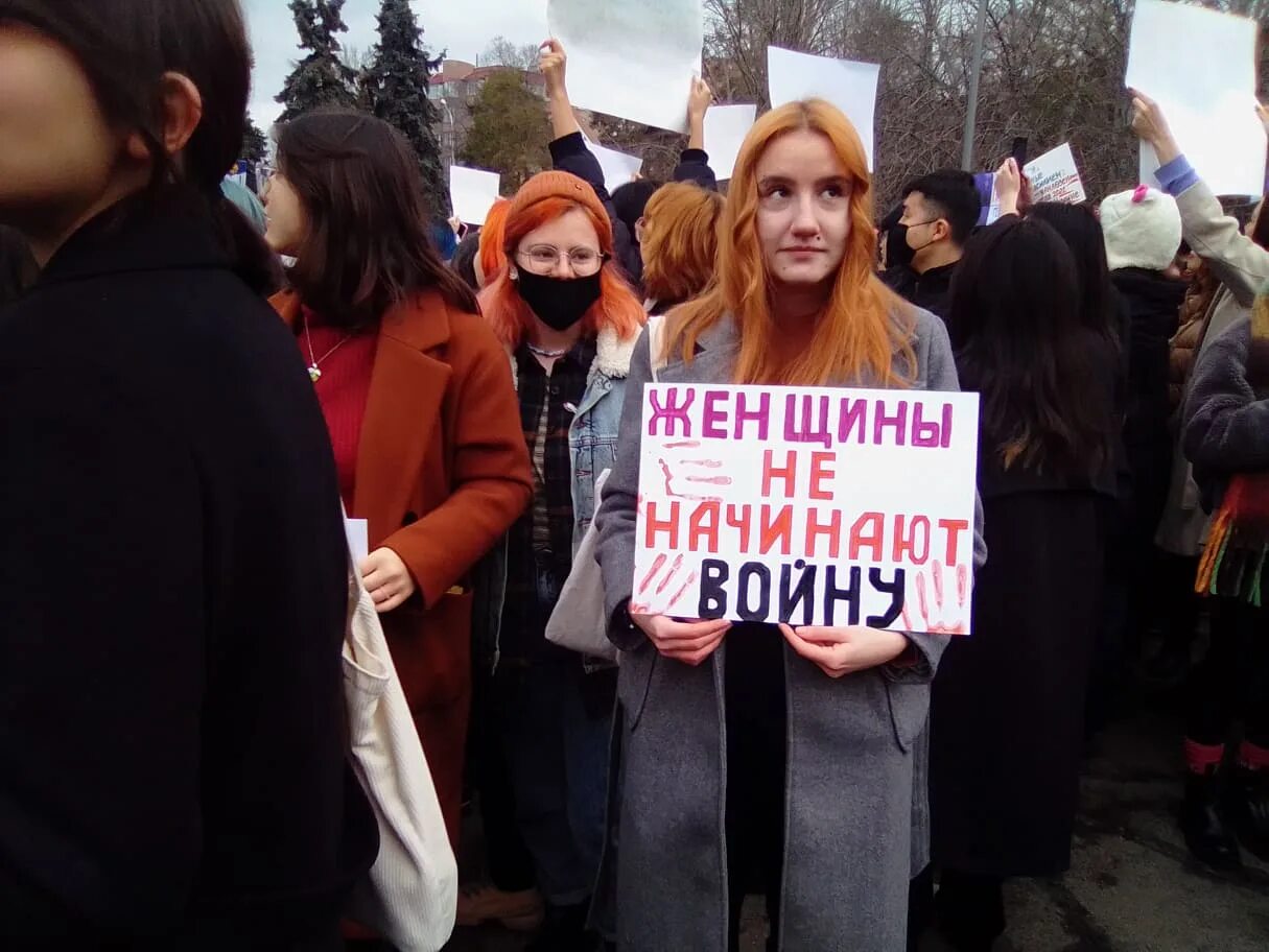 Митинг феминисток. Митинг феминисток в Баку. Украина феминистка против войны. Парень заехал в центр митинга феминисток