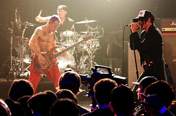 Первый концерт RHCP. RHCP концерт. Red hot Chili Peppers первый концерт. Red hot Chili Peppers в Москве. Red hot peppers концерт