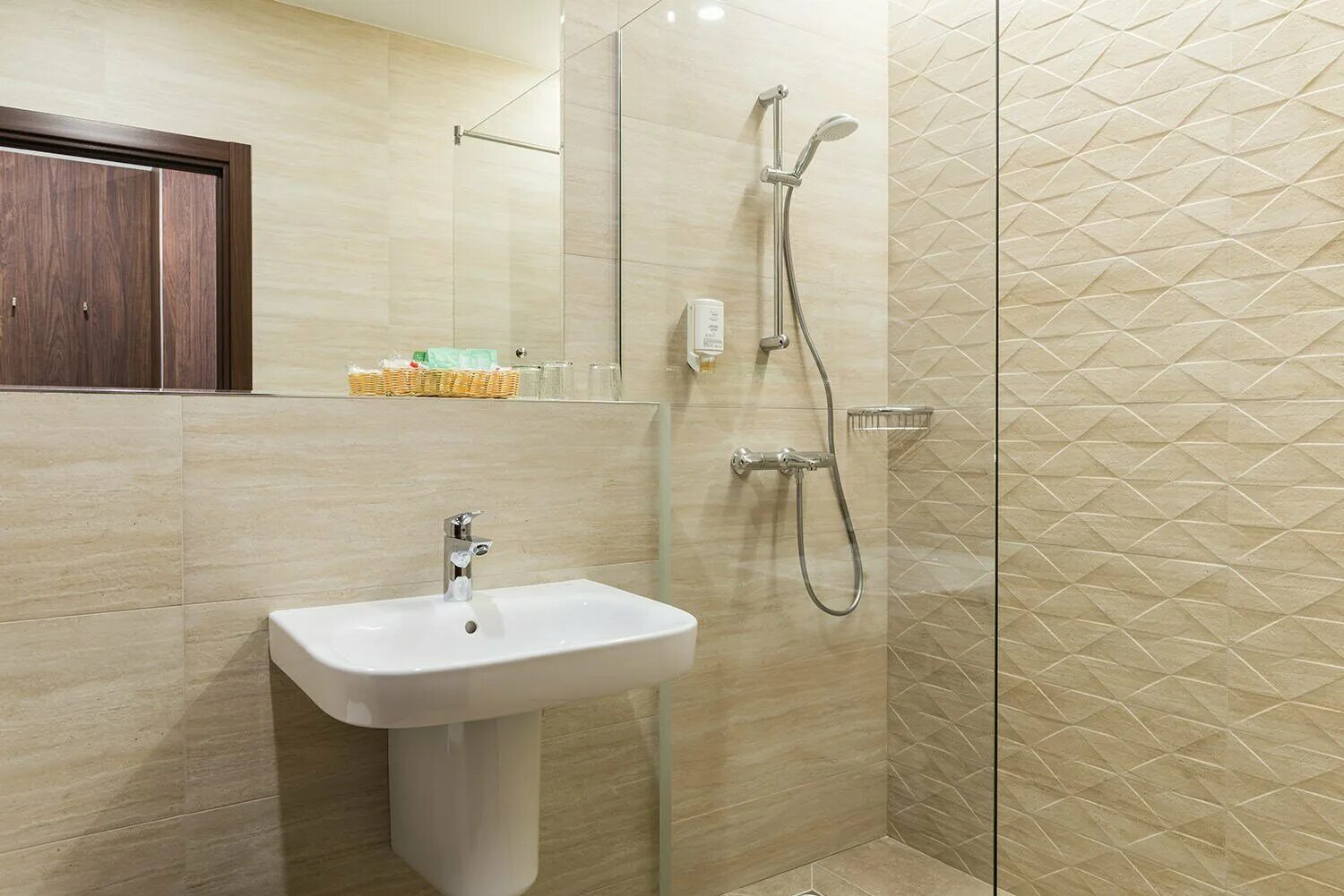 Luxor hotel нижнекамск стандартный номер. Здание шинника в нижнекамске. Luxor hotel нижнекамск. Отель luxor нижнекамск. Отель 4 звезды в нижнекамске.