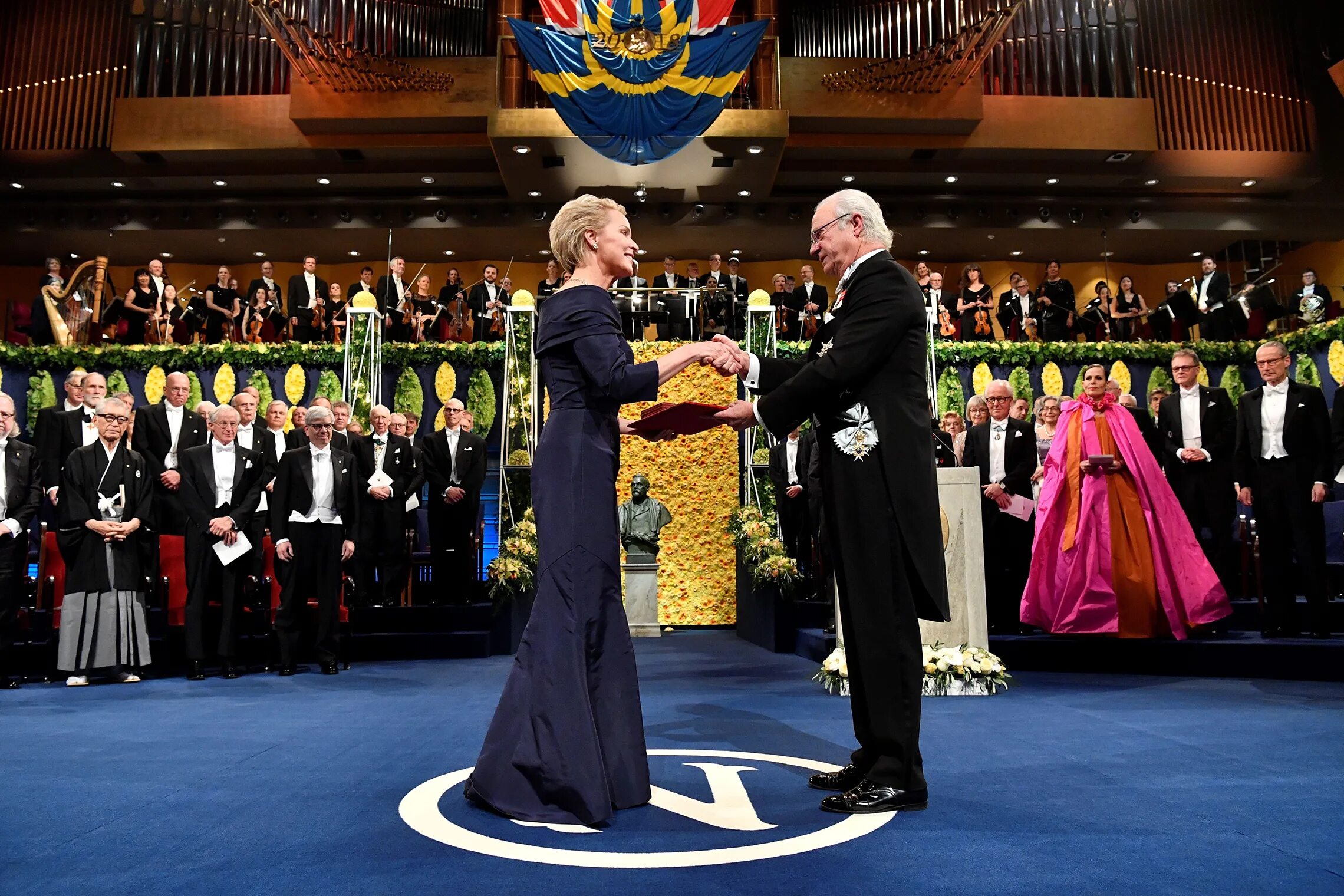 Нобелевская премия в Стокгольме. Церемония вручения Нобелевской премии в Стокгольме. Шведский Король Нобелевская премия. Видео церемонии награждения