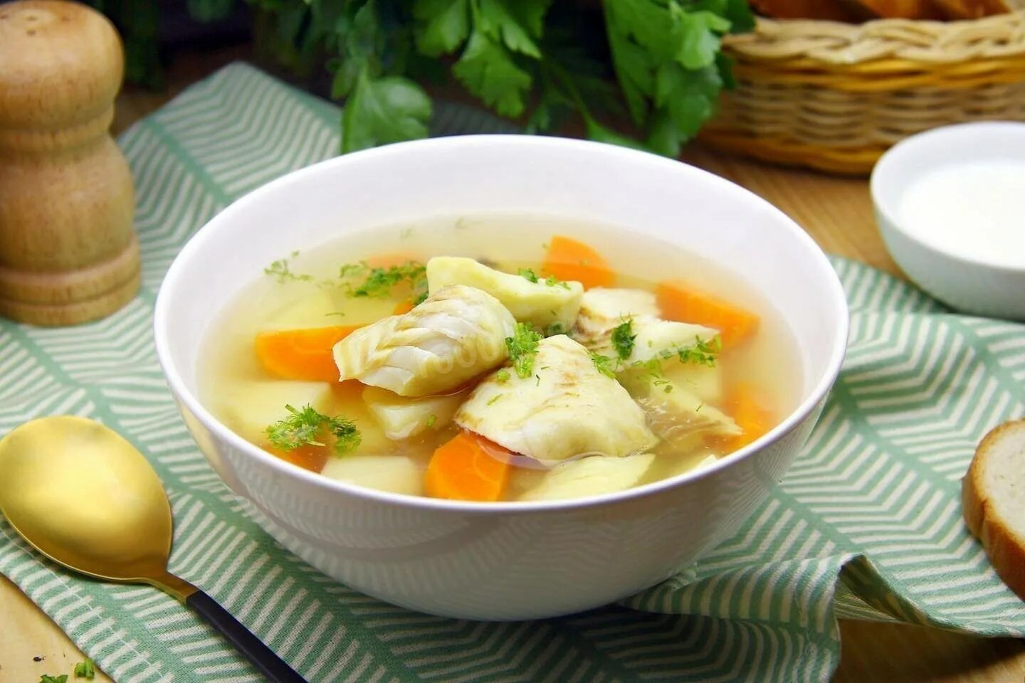 Суп консоме рыбный. Суп Сопа де Пескадо. Рыбный суп с овощами. Рыбный суп из трески.