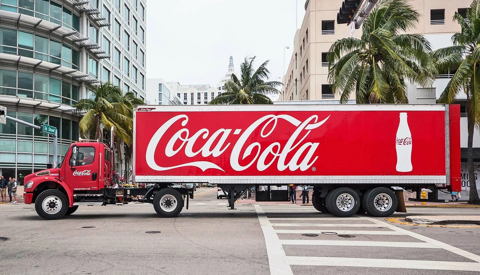Coca cola us. Транснациональные корпорации coca cola. кока кола американская компания. the coca-cola company 1886. реклама в сша.