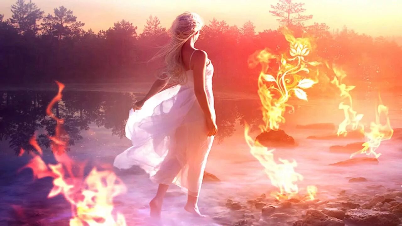 огненная женщина. красивый огонь. костер ночью. огонь кружит. огонь кружит.