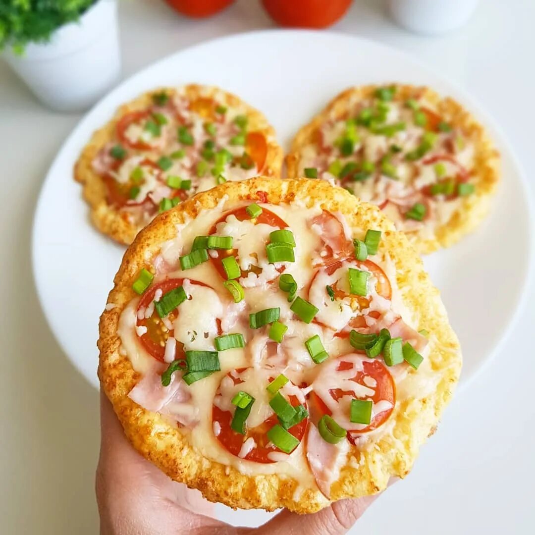 Диетическая пицца. Пп пицца. Мини пицца круглая. Творожная пицца пп. Диетическая пицца.