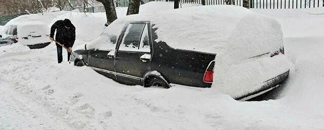 Застревают в сугробах. Машина застряла в сугробе. Средство от застревания авто в снегу.