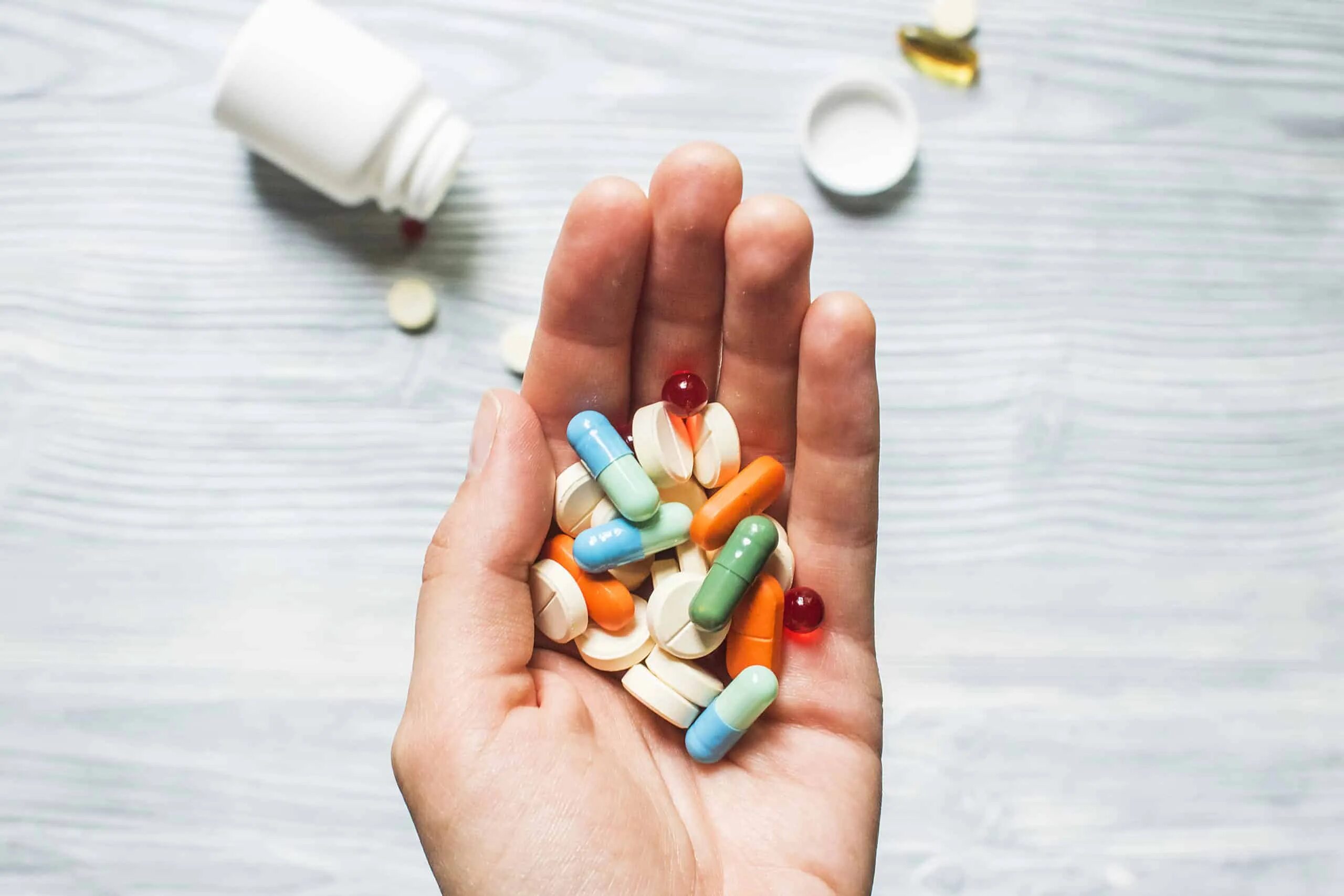We are medicine. We are medicine. Химические лекарственные препараты. Таблетки фон. Медицинские иллюстрации.