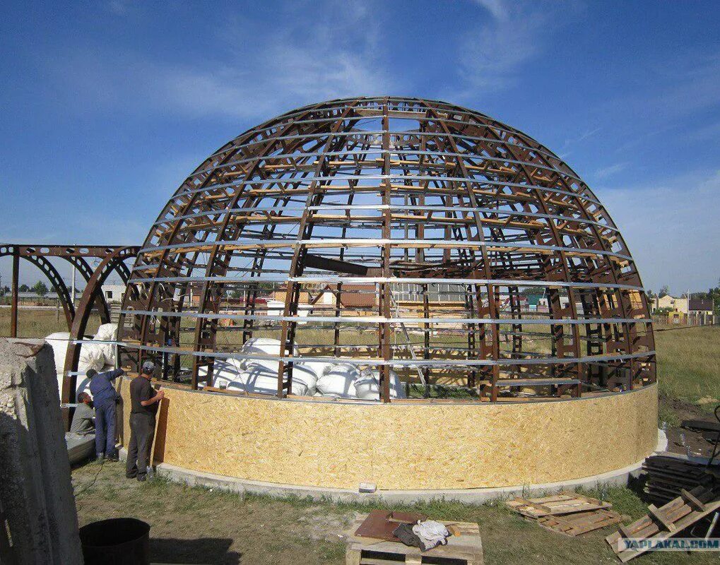 Купольный дом гребнева. Крепости тулоу китай. Стратодезический купольный дом. Круглые строения. Купольный дом наоми кэмпбелл.