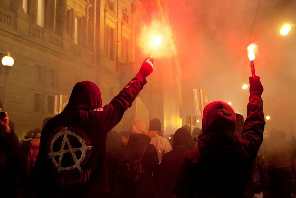 Анархия анархисты. Анархисты. Черный блок. Анархисты против полиции. Протестующие анархисты.