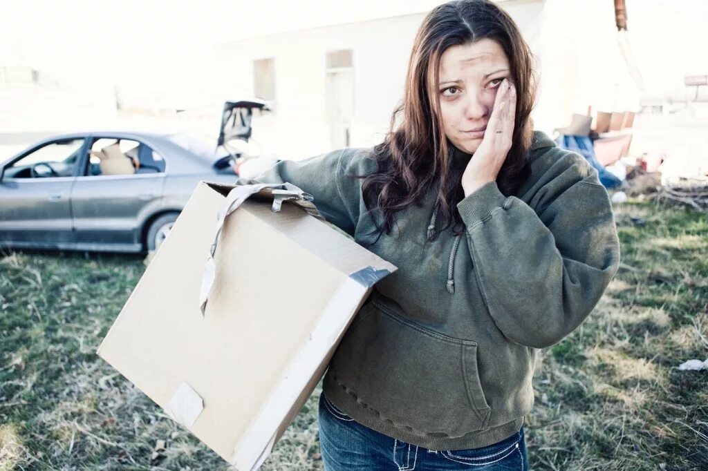 красивая бездомная девушка. девочка подросток нищая. девушка сидит на траве в платье. нищая девушка. девочки красивые бедные.